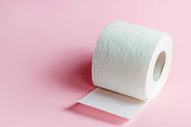 papier toaletowy na różowym tle